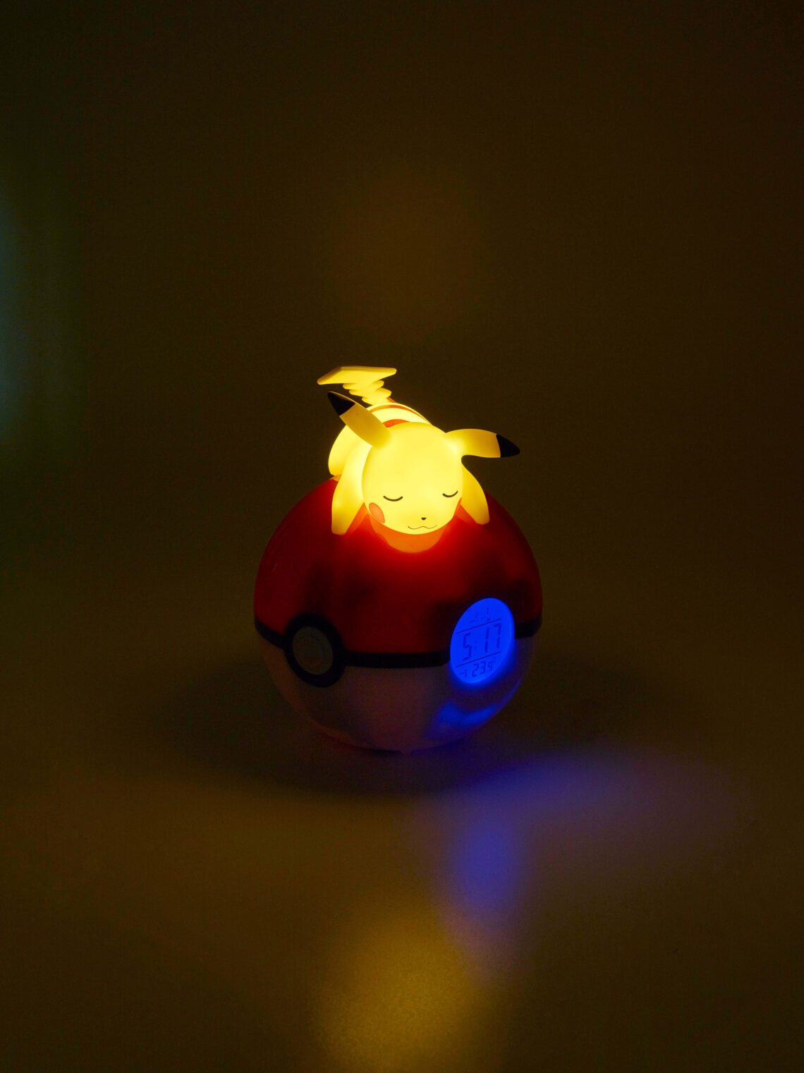 RADIO REVEIL VEILLEUSE PIKACHU ET POKEBALL – 811354 TEKNOFUN